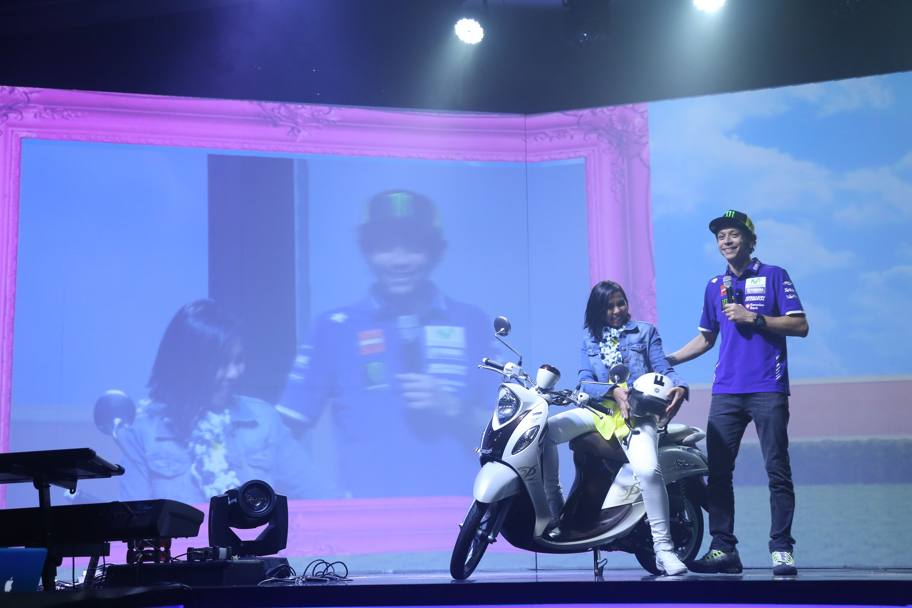 Valentino Rossi ha fatto tappa a Bali, in Indonesia, per un impegno promozionale della Yamaha. Il pesarese  stato accolto al solito come un idolo e il suo arrivo  stato annunciato anche sui quotidiani locali. Il pesarese rester ancora per qualche giorno prima di volare a Sepang, in Malesia, dove luned iniziano i primi test della MotoGP. 